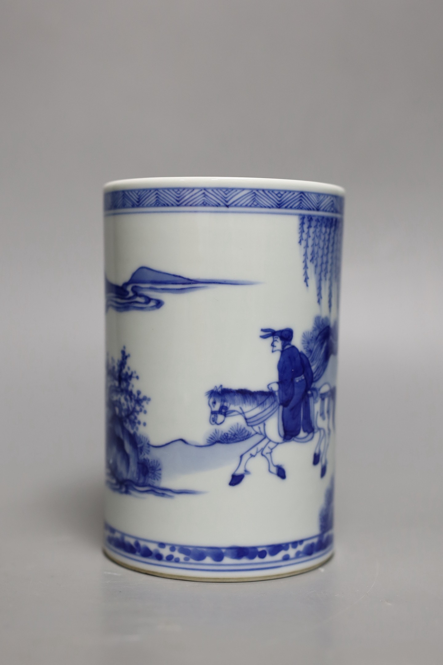 A Chinese blue and white brush pot, 14cm